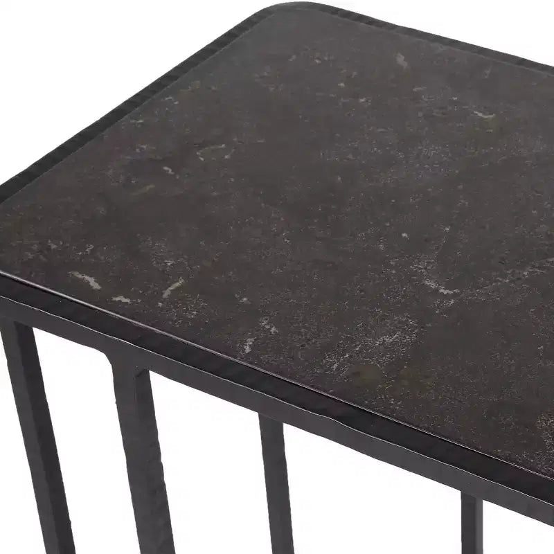 Tavolino d'appoggio rettangolare Cavern 18 Wide nero in pietra serena