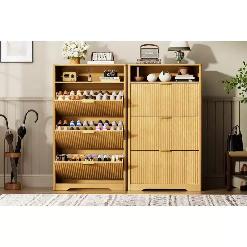 Scarpiera alta autoportante per 54 paia di scarpe - Truciolato naturale+MDF, 3 cassetti a ribalta, ripiani regolabili, contenitore nascosto per l'ingresso