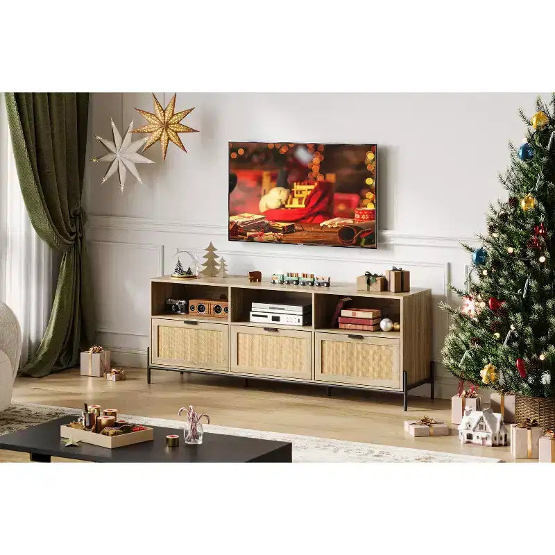 Mobile TV moderno in rattan per 75 pollici. Consolle multimediale in legno con 3 cassetti e ripiani aperti