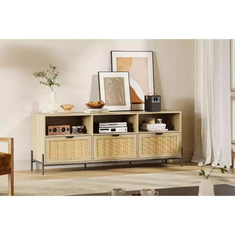 Mobile TV moderno in rattan per 75 pollici. Consolle multimediale in legno con 3 cassetti e ripiani aperti