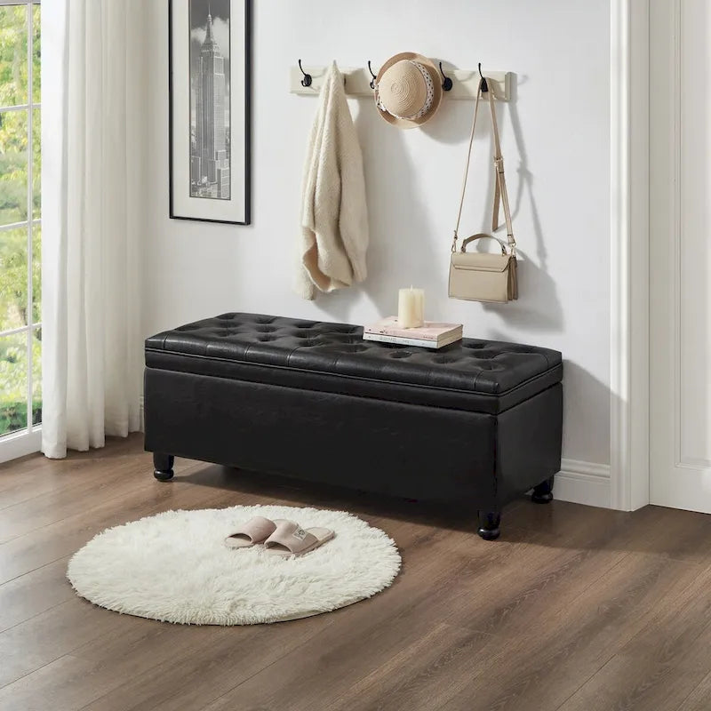 Schwarze gepolsterte, geknöpfte Sitzbank mit Stauraum, Kunstleder und gedrechselten Holzbeinen, Sitzhocker mit Stauraum