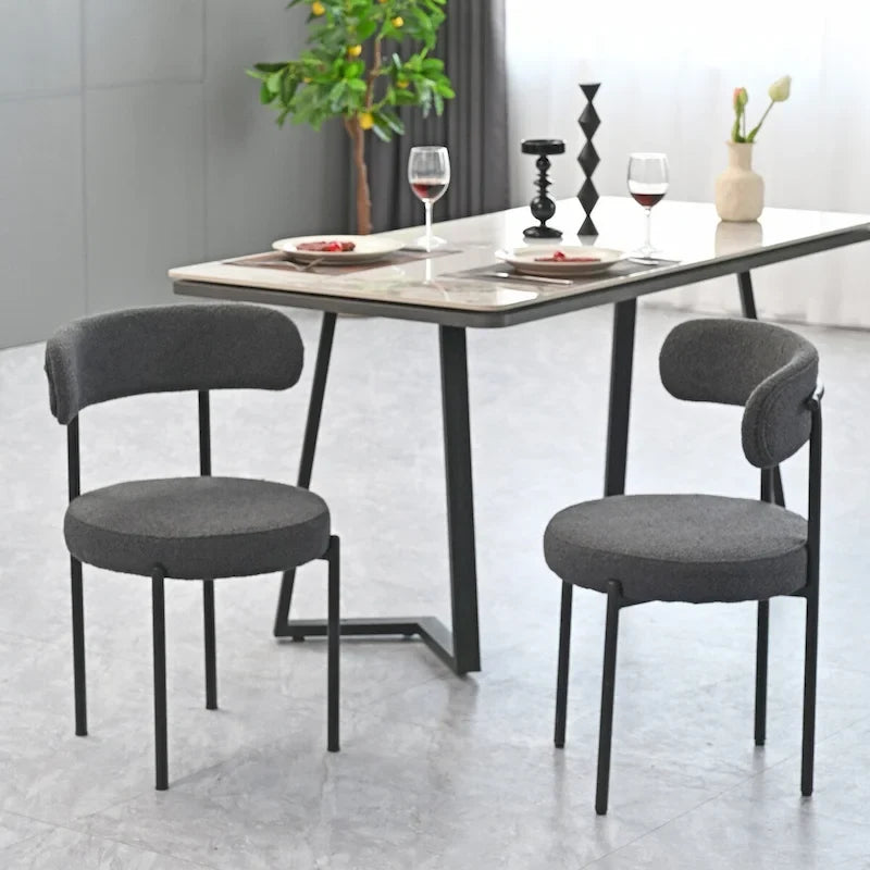 Set aus 2 modernen runden Bouclé-Esszimmerstühlen mit Polsterung, geschwungener Rückenlehne und schwarz lackierten Metallbeinen